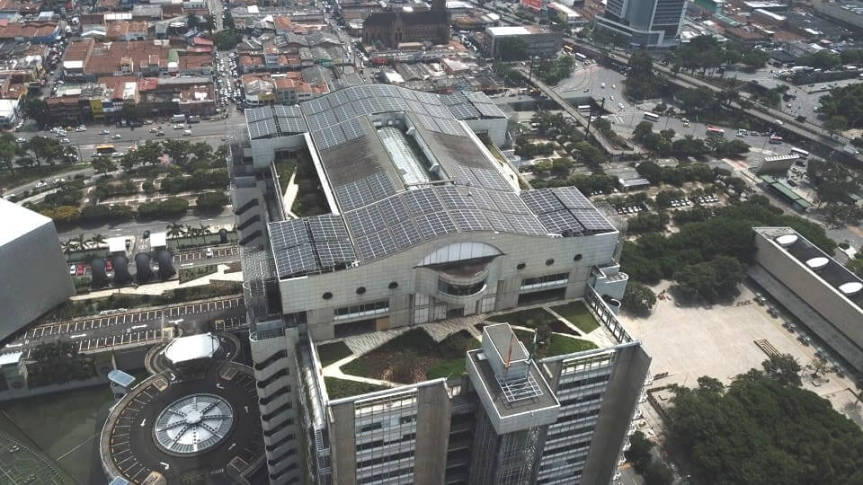 Paneles solares instalados en Edificio EPM